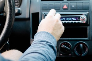 「～を大きくして、上げて」とお願いしてみる「turn up」