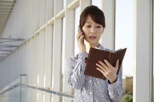 電話をかける際に用件を伝えるフレーズ「I’m calling～」