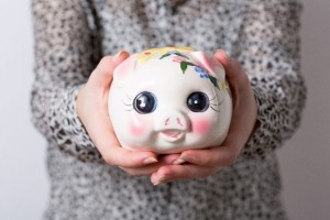 ～に協力する、参加する「pitch in」