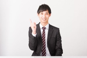 「すべき」よりも「～した方が良いよ」くらいの意味が強い「should」