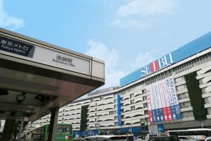 前置詞“ at ”と“ in ”を場所で使う場合のニュアンスの違い